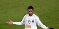 <p>Ronaldinho pode seguir no Atlético-MG em 2014</p>  Foto: AFP