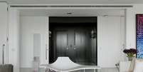 A parte mais atraente deste apartamento, segundo o arquiteto Diego Revollo, é o hall de entrada preto com os tons mais claros da sala adjacente  Foto: Alain Brugier