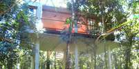 O arquiteto escocês George Mills escolheu o Litoral Norte de São Paulo para literalmente erguer um refúgio no meio da Mata Atlântica: a casa foi construída sobre pilares de seis metros de altura, colocando a copa das árvores ao alcance das mãos. Informações: (11) 3037-7199  Foto: Divulgação