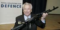 Mikhail Kalashnikov, em foto de 2006, segura a sua invenção, o rifle AK-47  Foto: AFP