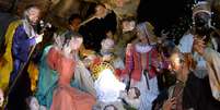 <p>A representação do nascimento de Jesus conta com 16 estátuas em tamanho natural</p>  Foto: AFP