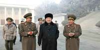 Kim Jong-un visita área militar em local não especificado na Coreia do Norte  Foto: AFP