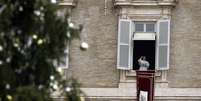 Francisco acena da janela do seu apartamento no Vaticano  Foto: AP