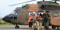 <p>Helicóptero da FAB resgatou na quinta-feira quatro pessoas da mesma família que estavam isoladas </p>  Foto: Sargento Batista/Agência Força Aérea / Divulgação