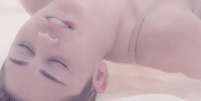 Miley Cyrus lan&ccedil;ou o clipe de 'Adore You', em que simula estar se masturbando  Foto: Reprodu&ccedil;&atilde;o