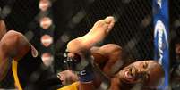 A luta foi interrompida assim que Anderson caiu no oct&oacute;gono  Foto: Reuters