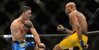 Anderson Silva fraturou a perna esquerda depois de golpe em Chris Weidman  Foto: Reuters