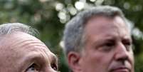 Michael Bloomberg (esq.) olha adiante ao lado de Bill de Blasio (ao fundo):  prefeitura nova-iorquina volta ao Partido Democrata ap&oacute;s 20 anos  Foto: AP