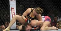 Ronda Rousey derrotou Miesha Tate e manteve o cinturão do peso galo feminino  Foto: AP