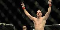 Chris Weidman comemora depois de ver seu cintur&atilde;o mantido  Foto: Reuters