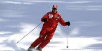 <p>Schumacher luta contra a morte em Grenoble após acidente de esqui</p>  Foto: Alessandro Bianchi / Reuters