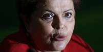 Presidente Dilma Rousseff fala com jornalistas durante café da manhã com jornalistas em Brasília, 18 de dezembro de 2013. A presidente Dilma Rousseff criticou, na mensagem de fim de ano em cadeia de rádio e TV na noite de domingo, a desconfiança injustificada de alguns setores no país e afirmou que a "guerra psicológica" pode inibir investimentos.  Foto: Ueslei Marcelino / Reuters