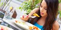 <p>Estudo mostra que comer devagar e dar mordidas pequenas nos faz sentir menos famintos uma hora depois da refeição</p>  Foto: Getty Images 