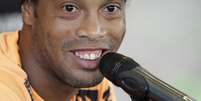 <p>Ronaldinho est&aacute; livre para assinar com qualquer clube</p>  Foto: Andres Stapff / Reuters