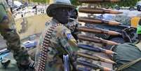 <p>Soldado do exército do Sudão do Sul fuma perto de metralhadora na cidade de Malakal, perto da capital Juba.País pode ter o maior crescimento do PIB no mundo em 2014</p>  Foto: James Akena / Reuters