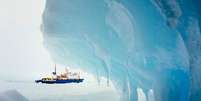 O navio MV Akademik Shokalskiy é visto encalhado no gelo na Antártida  Foto: Reuters