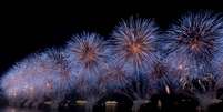 1° de janeiro - Milhares acompanham a tradicional queima de fogos na praia de Copacabana no Rio de Janeiro. A celebração do Réveillon carioca é conhecida como a maior do País  Foto: Daniel Ramalho / Terra