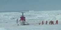 Um helicóptero começou a transferir os cientistas e turistas a bordo do barco russo para o navio quebra-gelo chinês Xue Long, de onde serão transportados, em seguida, por um barco até o quebra-gelo australiano Aurora Australis  Foto: Reuters