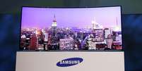 <p>Samsung apresentou uma TV de 105 polegadas de tela curva</p>  Foto: AP