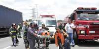 O motorista do caminh&atilde;o ficou preso nas ferragens e teve fraturas, segundo os bombeiros  Foto: Beto Martins / Futura Press