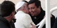 Fabian Baez, padre de uma igreja em Buenos Aires, &eacute; cumprimentado pelo papa Francisco no fim de sua audi&ecirc;ncia semanal, nesta quarta-feira, na Pra&ccedil;a S&atilde;o Pedro, no Vaticano. 8/01/2014  Foto: Tony Gentile / Reuters