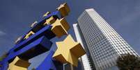 <p>Escultura do euro perto da sede do Banco Central Europeu (BCE), em Frankfurt, Alemanha; inflação na zona do euro atingiu a mínima em maio, preocupando o BCE</p>  Foto: Ralph Orlowski / Reuters