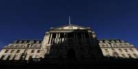 <p>Sombra sobre o prédio do Banco da Inglaterra, em Londres</p>  Foto: Suzanne Plunkett / Reuters