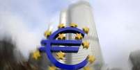 <p>Uma escultura do símbolo do euro fotografada em frente à sede do Banco Central Europeu, em Frankfurt; Eurostat informou que a economia dos 18 países que compartilharam o euro cresceu 0,3% na base trimestral nos três primeiros meses de 2014, em vez de 0,2%</p>  Foto: Kai Pfaffenbach / Reuters