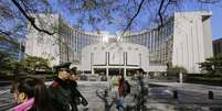 <p>Pessoas passam em frente &agrave; sede do banco central da China, em Pequim</p>  Foto: Jason Lee / Reuters