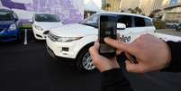 Embora não haja ninguém dentro do Range Rover parado em um estacionamento de Las Vegas, o carro se movimenta suavemente, localiza uma vaga e começa a dar marcha à ré depois de comando por smartphone  Foto: AFP