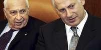 <p>Ariel Sharon (esq.) e o ent&atilde;o ministro das Finan&ccedil;as Benjamin Netanyahu participam de encontro em 2005</p>  Foto: POOL / REUTERS