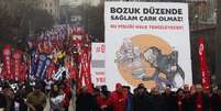 Manifestantes marcham com cartaz crítico ao governo do premiê Recep Tayyip Erdogan em Ancara, capital da Turquia  Foto: AP