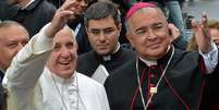 Dom Orani Tempesta (dir.) foi o anfitrião do papa Francisco durante a Jornada Mundial da Juventude  Foto: AFP