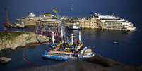 Imagem de 12 de janeiro mostra que o Costa Concordia permanece na costa da ilha de Giglio  Foto: Reuters