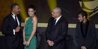 Gullit conversa com Adriana Lima enquanto Ronaldo e Neymar observam  Foto: AFP