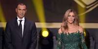 <p>Fernanda Lima comanda apresentação da Bola de Ouro ao lado de Ruud Gullit</p>  Foto: AFP