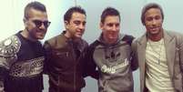 <p>Daniel Alves, Xavi, Messi e Neymar se preparam para embarcar para Zurique</p>  Foto: Instagram / Reprodução