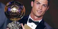 <p>Cristiano Ronaldo recebeu a Bola de Ouro de melhor jogador de futebol do mundo pela segunda vez</p>  Foto: Arnd Wiegmann / Reuters