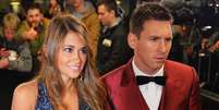 Lionel Messi chega à Bola de Ouro trajando terno vinho e acompanhado pela mulher  Foto: Getty Images 