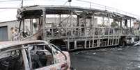 Ônibus e carro incendiados após protestos na região do terminal Vida Nova  Foto: Denny Cesare / Futura Press