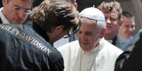 O papa Francisco com a Harley Davidson que recebeu de presente e que será leiloada para doação à caridade na Itália  Foto: AFP