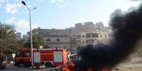 Carro incendiado em dia de votação em Giza, no Egito  Foto: AFP
