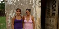 Jéssica Alves e Lúcia Maria Tavares dizem que um parente detento foi morto com um tiro  Foto: João Fellet / BBC News Brasil