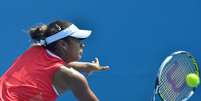 Teliana Pereira se esfor&ccedil;a em jogada; volta digna do Brasil a um torneio feminino de Grand Slam  Foto: AFP