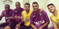 Adriano posa para fotos com companheiros de clube  Foto: Divulgação