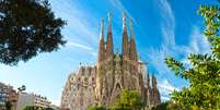La Sagrada Família - A famosa igreja inacabada foi idealizada por Francisco de Paula del Villar e, ao final de 1883, Antoni Gaudí foi encarregado de continuar o majestoso projeto, mas morreu em 1926 sem ver a construção terminada. Desde então, turistas acompanham a interminável obra com torres que querem alcançar o céu  Foto: Shutterstock