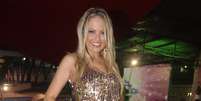 <p>Ellen Roche usa vestido soltinho de paetê para ir a um ensaio de escola de samba</p>  Foto: AgNews