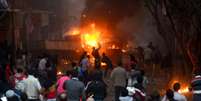 Apoiadores da Irmandade Muçulmana entram em confronto com civis e policiais no distrito de Alf Masskan, no Cairo  Foto: AFP