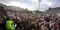 Cidadãos e jornalistas acompanham instruções da polícia para as buscas por Mikaeel em Edimburgo  Foto: AP