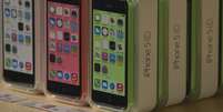 <p>Celulares Apple iPhone 5c em uma loja da Apple na Fifth Avenue em Manhattan, Nova York</p>  Foto: Adrees Latif / Reuters